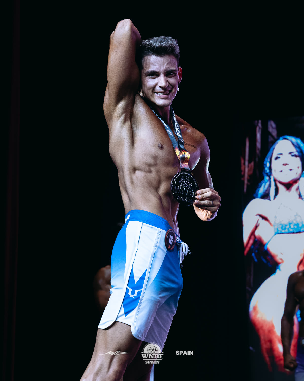 Alex Carrasco en el escenario de la WNBF Spain enseñando su medalla